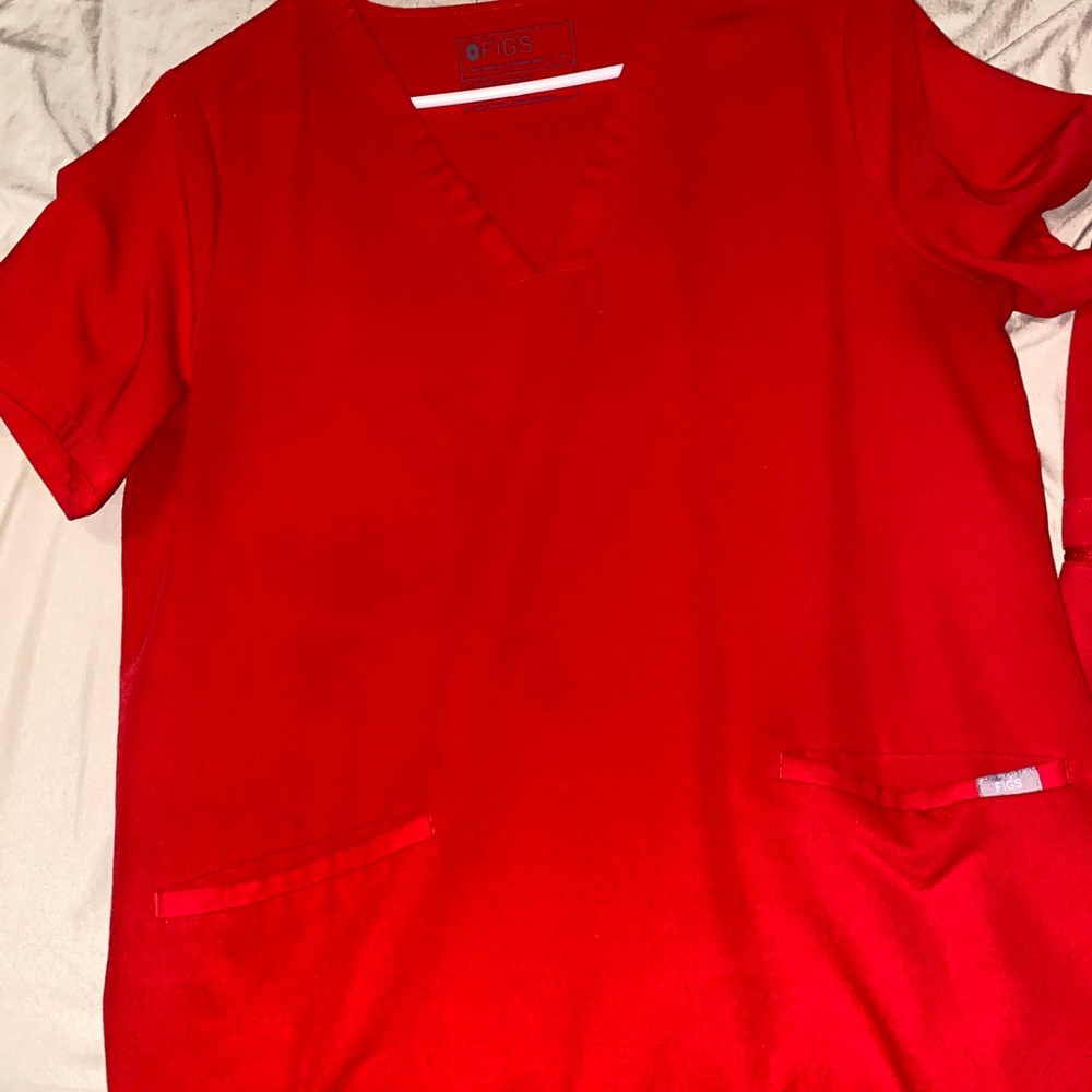 FIGS LIMITED EDITION SCRUBS. TOP: MEDIUM BOTTOM: SMALL